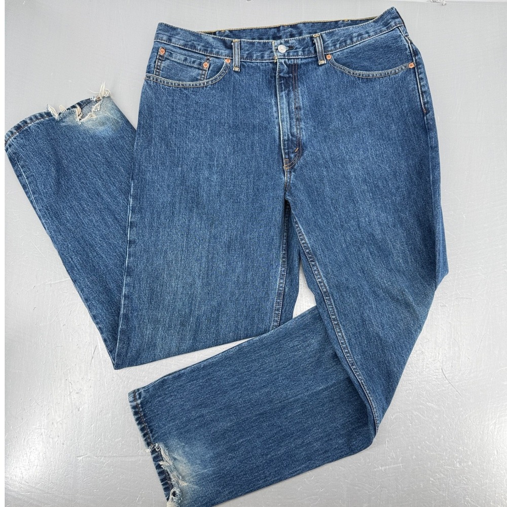 Levi 550 Mens Blue Denim Straight Leg Jeans Size 38x32‎ Medium Wash Distressed